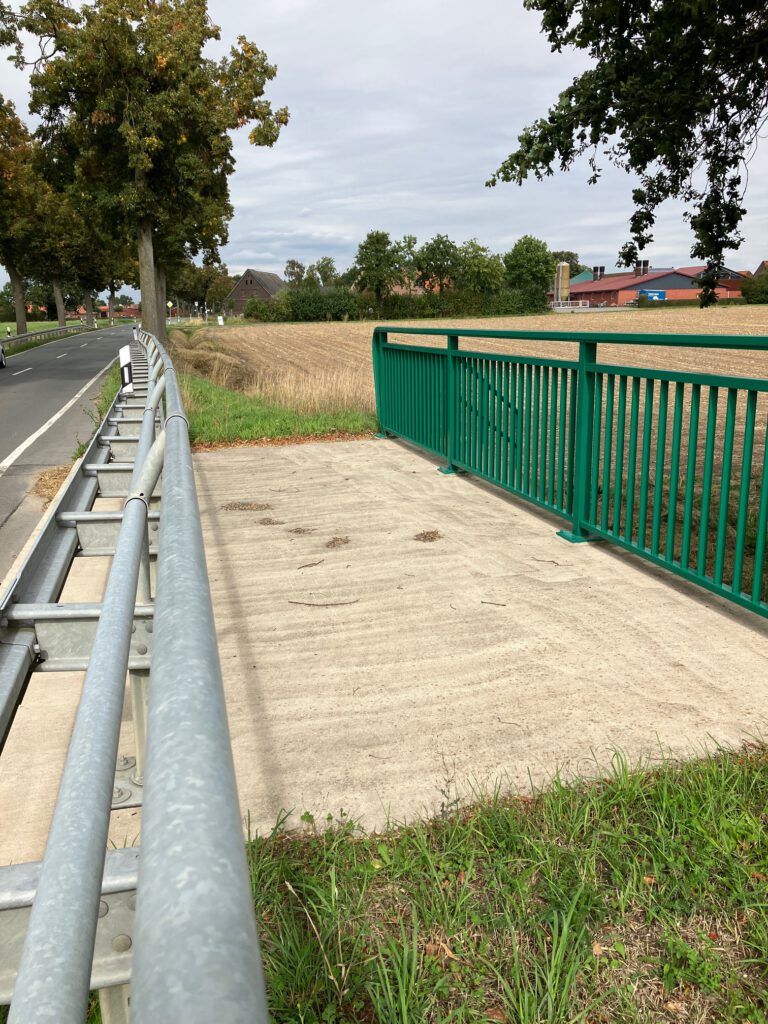 Die um den Radweg erweiterte neue Brücke