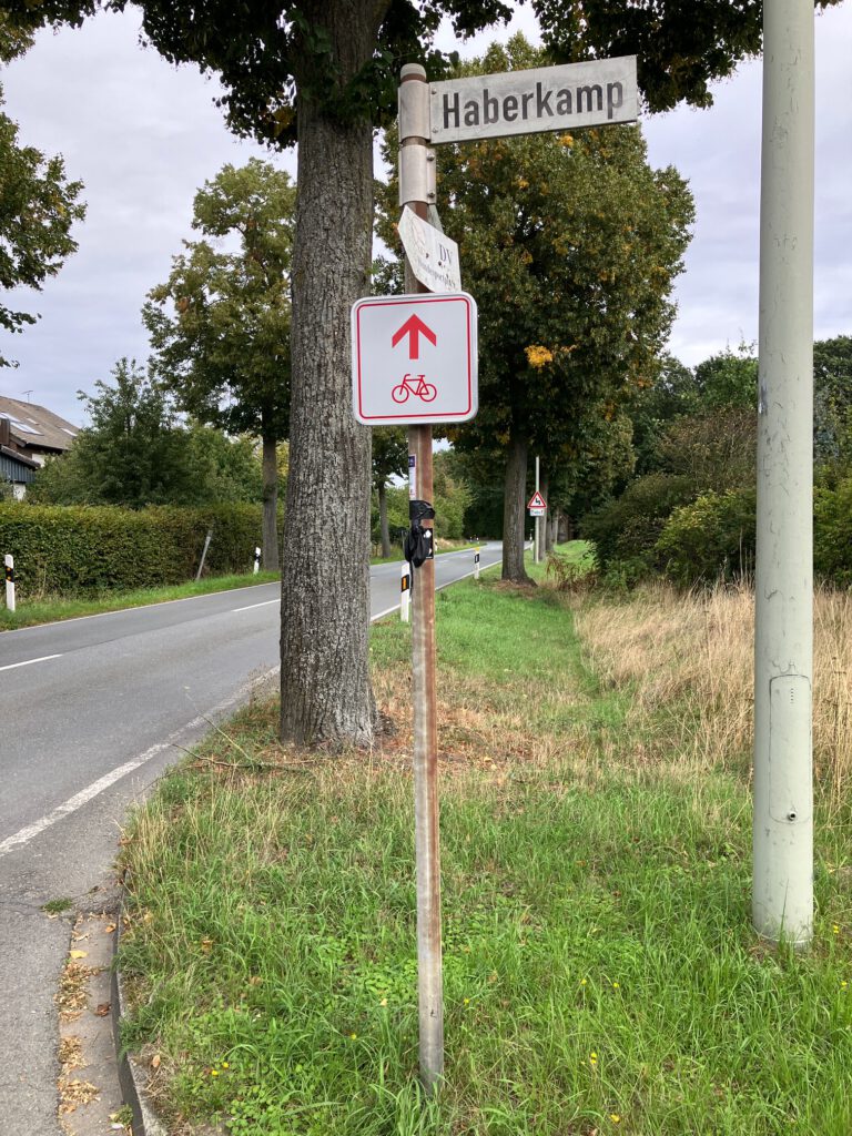 Hier soll der Radweg bis zur Einmündung Storp/West entlangführen. Ausgezeichnet ist er schon.