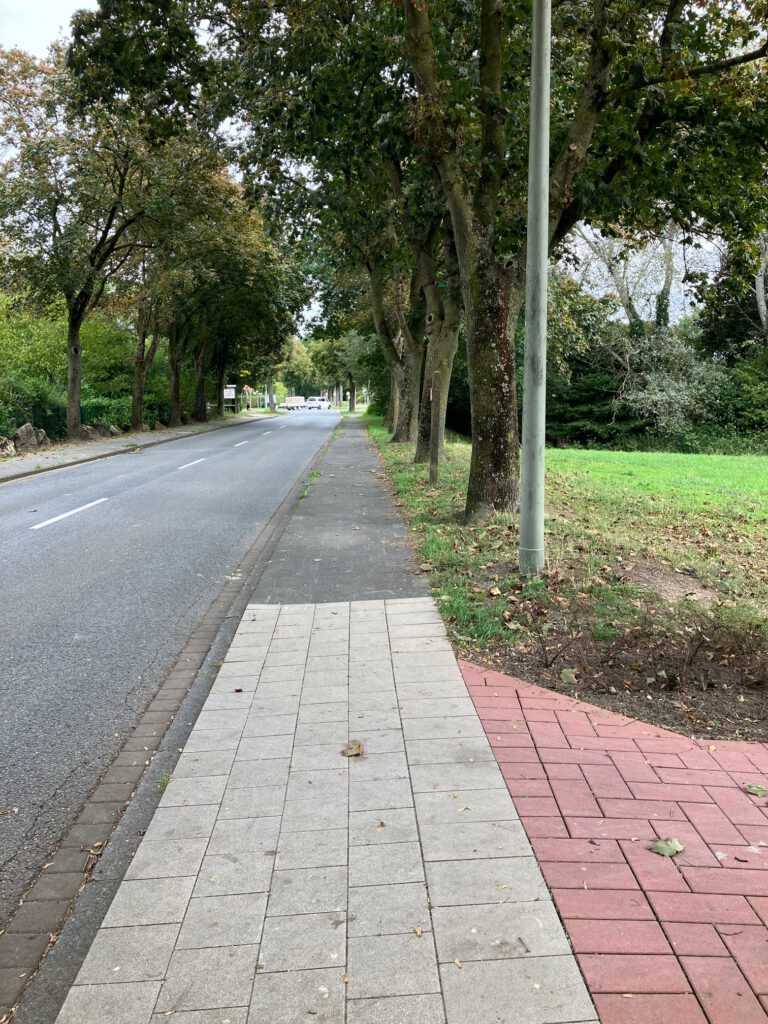 Die Einmündung des Kohkamp-Rad-/Fußweges auf den Bürgersteig der K33 (Alverskirchener Straße)
