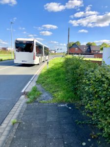 Wo jetzt noch grünes Gras sprießt, soll bald die Lücke im Bürgersteig geschlossen werden.