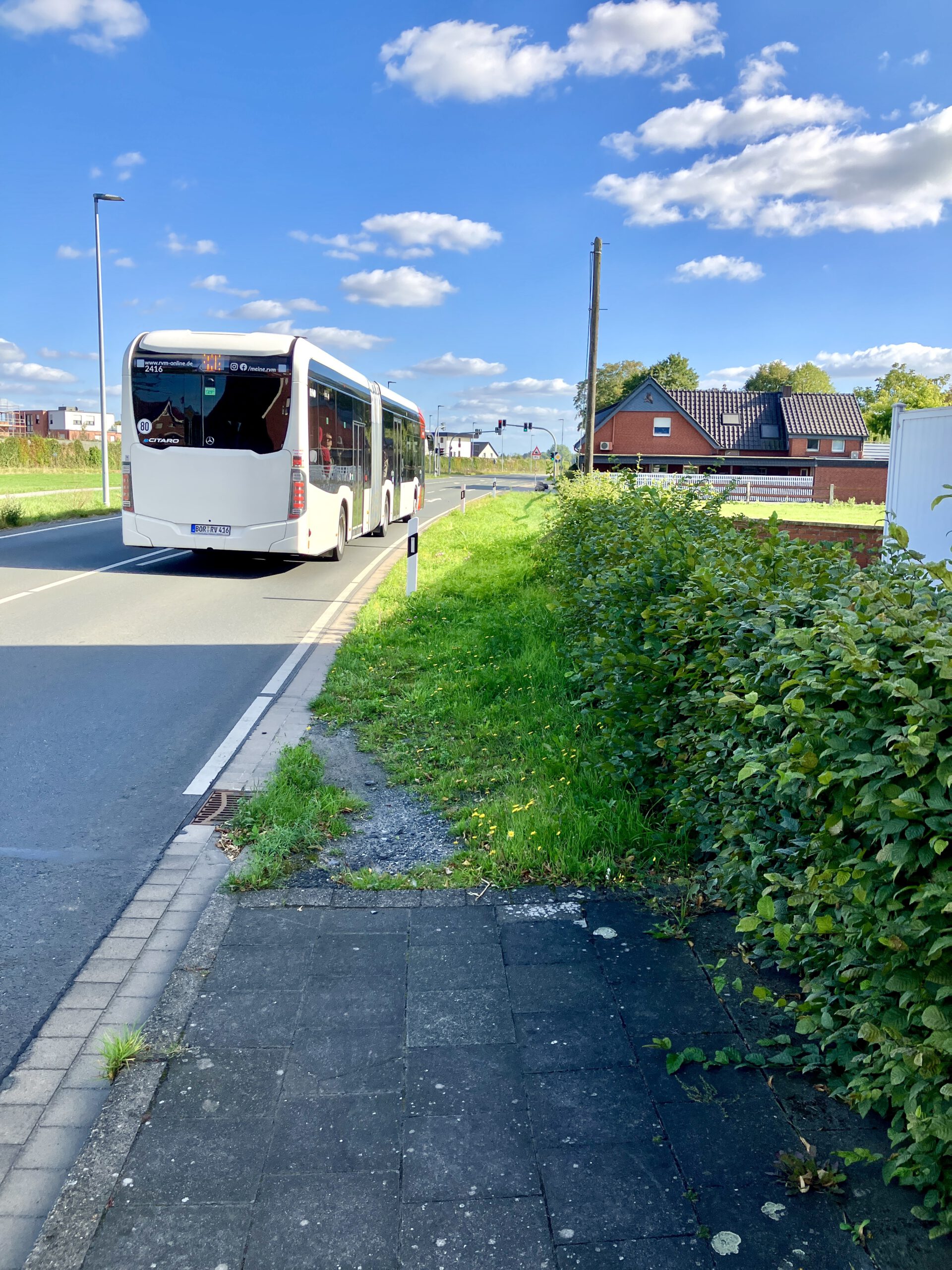 Wo jetzt noch grünes Gras sprießt, soll bald die Lücke im Bürgersteig geschlossen werden.